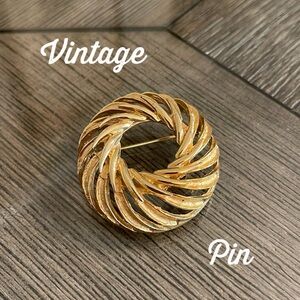 Vintage Classic Round Spiral Textured Gold-tone Pin